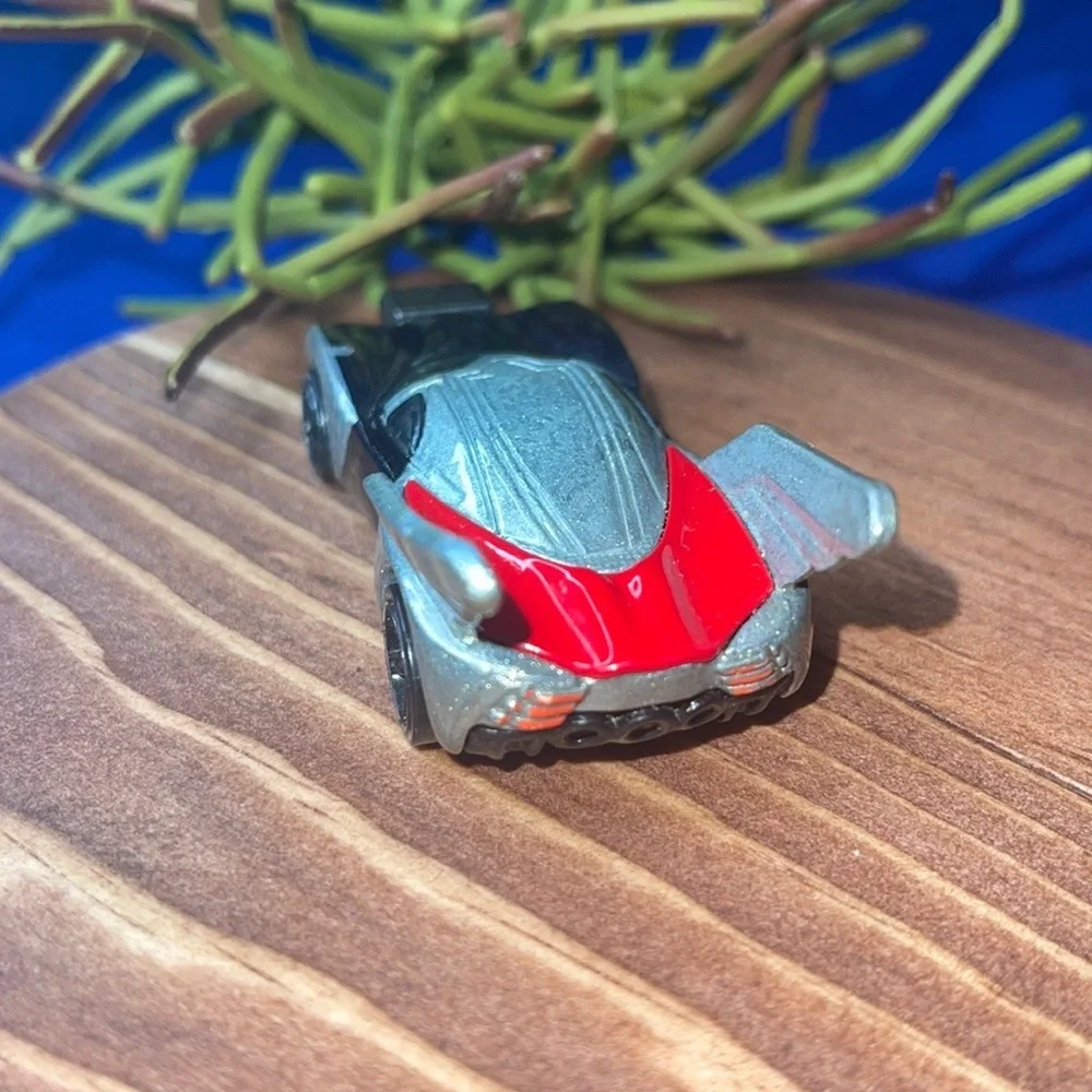 Hot Wheels 2013 Marvel Thor Character Car / Silver 1:64.